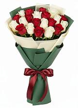 Букет Микс из красных и белых роз в Большая Вруда