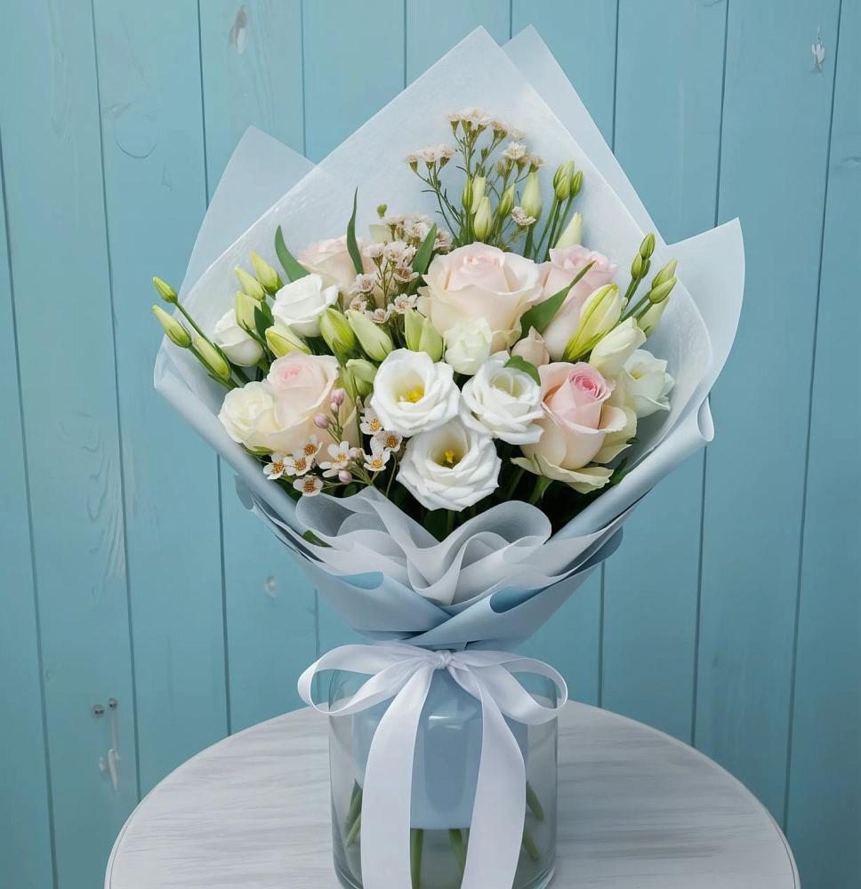 Букет цветов из: Розы и Лизиантусы в Большая Вруда