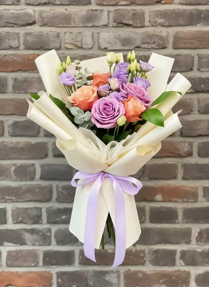 Букет цветов из: Лизиантусы и Розы в Большая Вруда