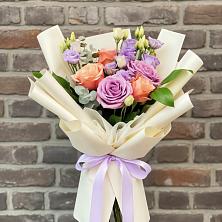 Букет цветов из:  Лизиантусы и Розы в Большая Вруда