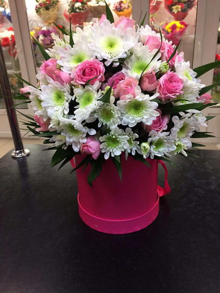 Цветочная композиция из Розы и Хризантемы в шляпной коробке в Большая Вруда