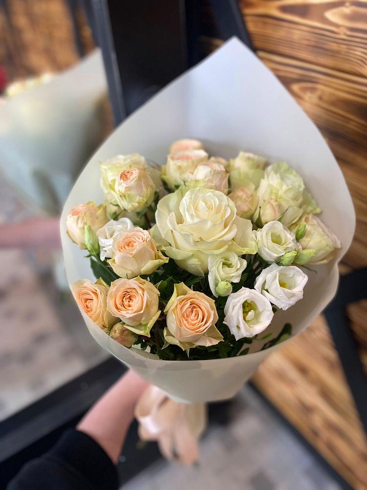 Букет цветов из: Розы и Лизиантусы в Большая Вруда